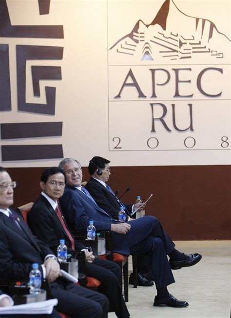 White House briefs press en route to APEC summit in Peru 